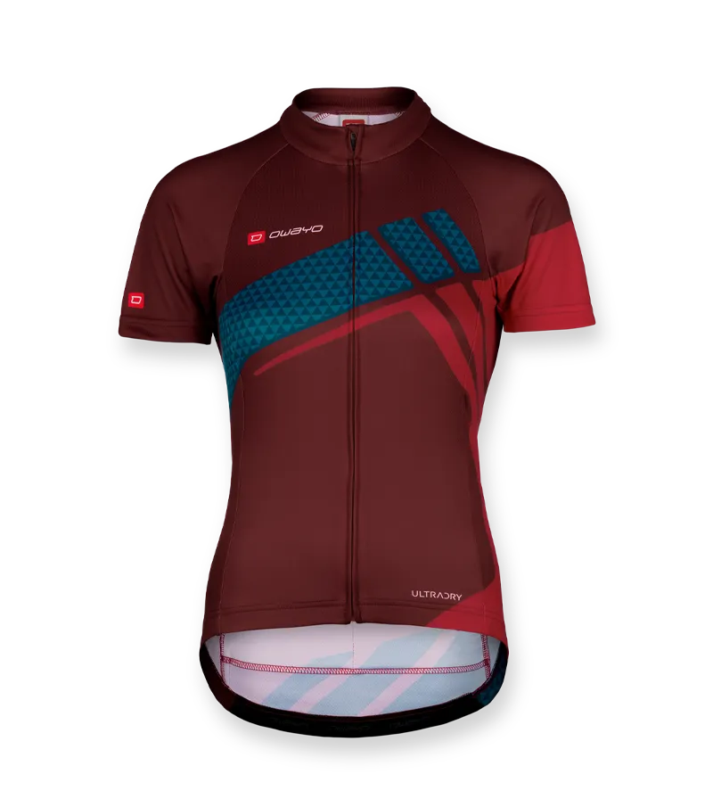 Un maillot de cyclisme femme rouge avec des motifs géométriques bleus et rouges et une fermeture éclair devant.
