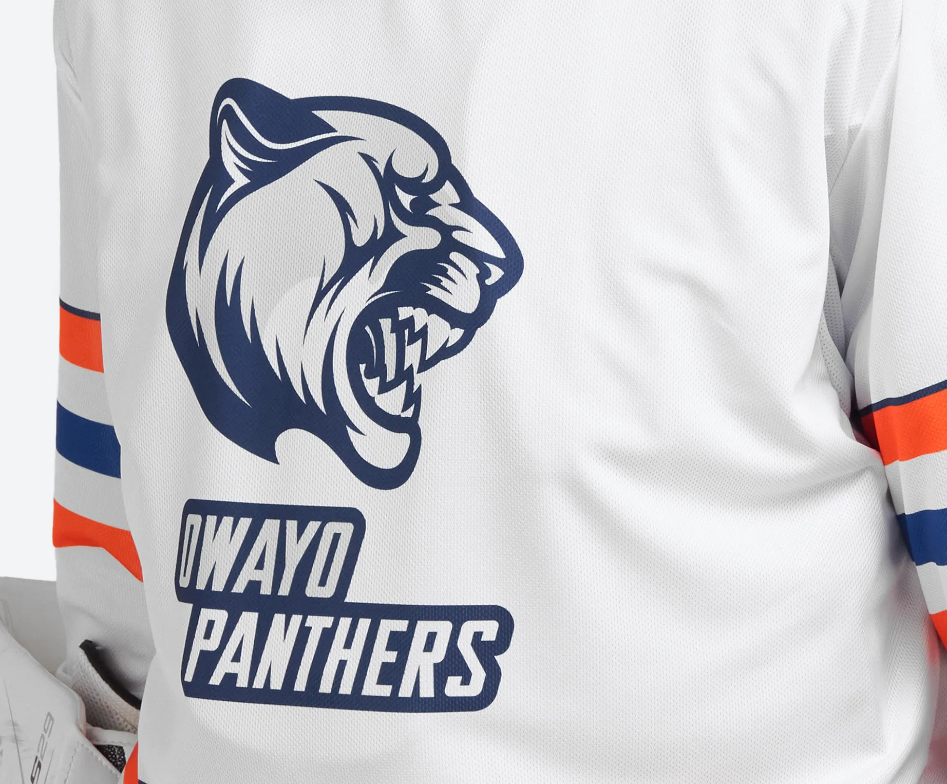 Un maillot de sport blanc avec un grand motif de tête de tigre et le texte 'owayo PANTHERS' en lettres bleues au dos.
