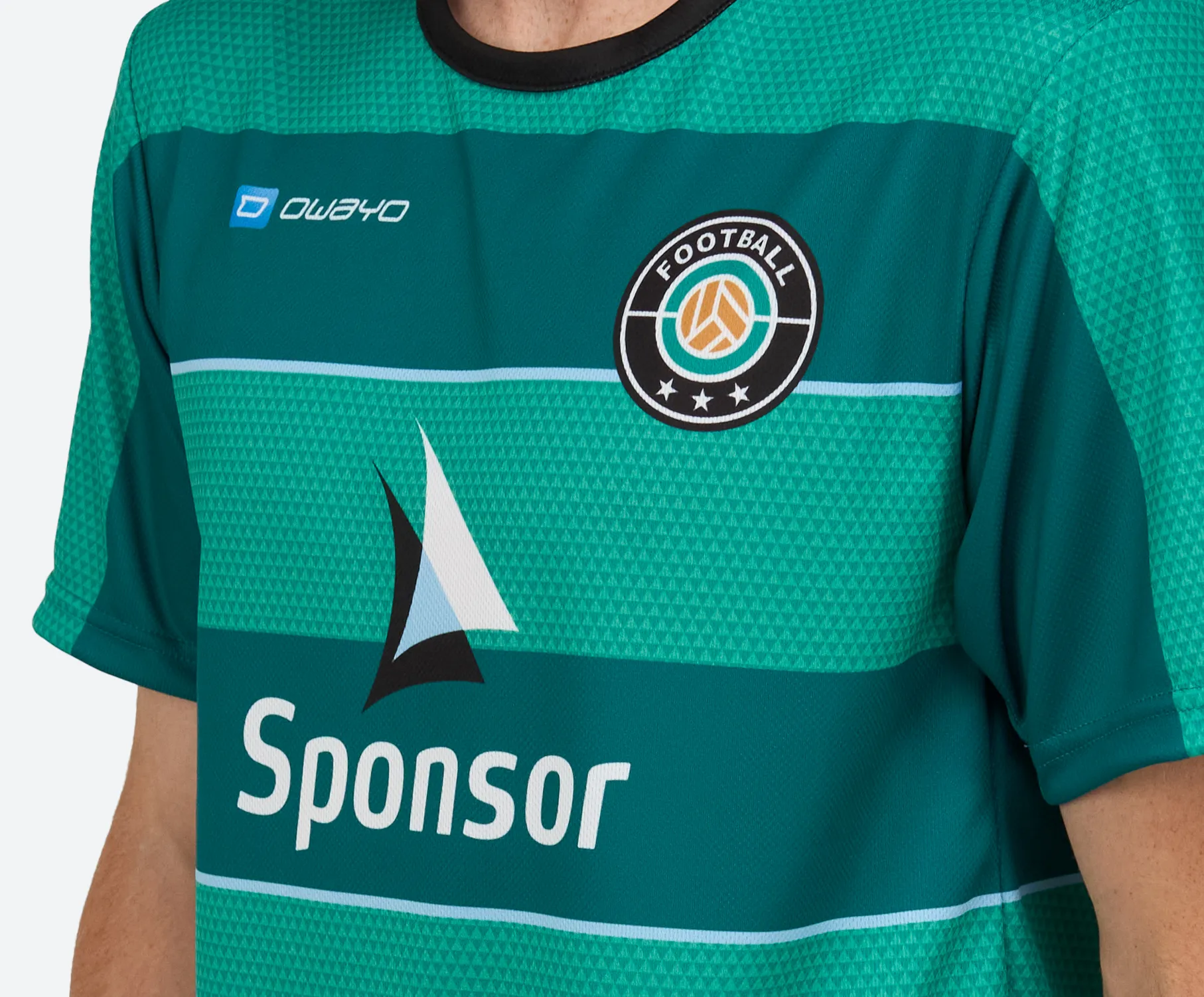 Un maillot de football vert avec un emblème rond et un logo de sponsor à l'avant.
