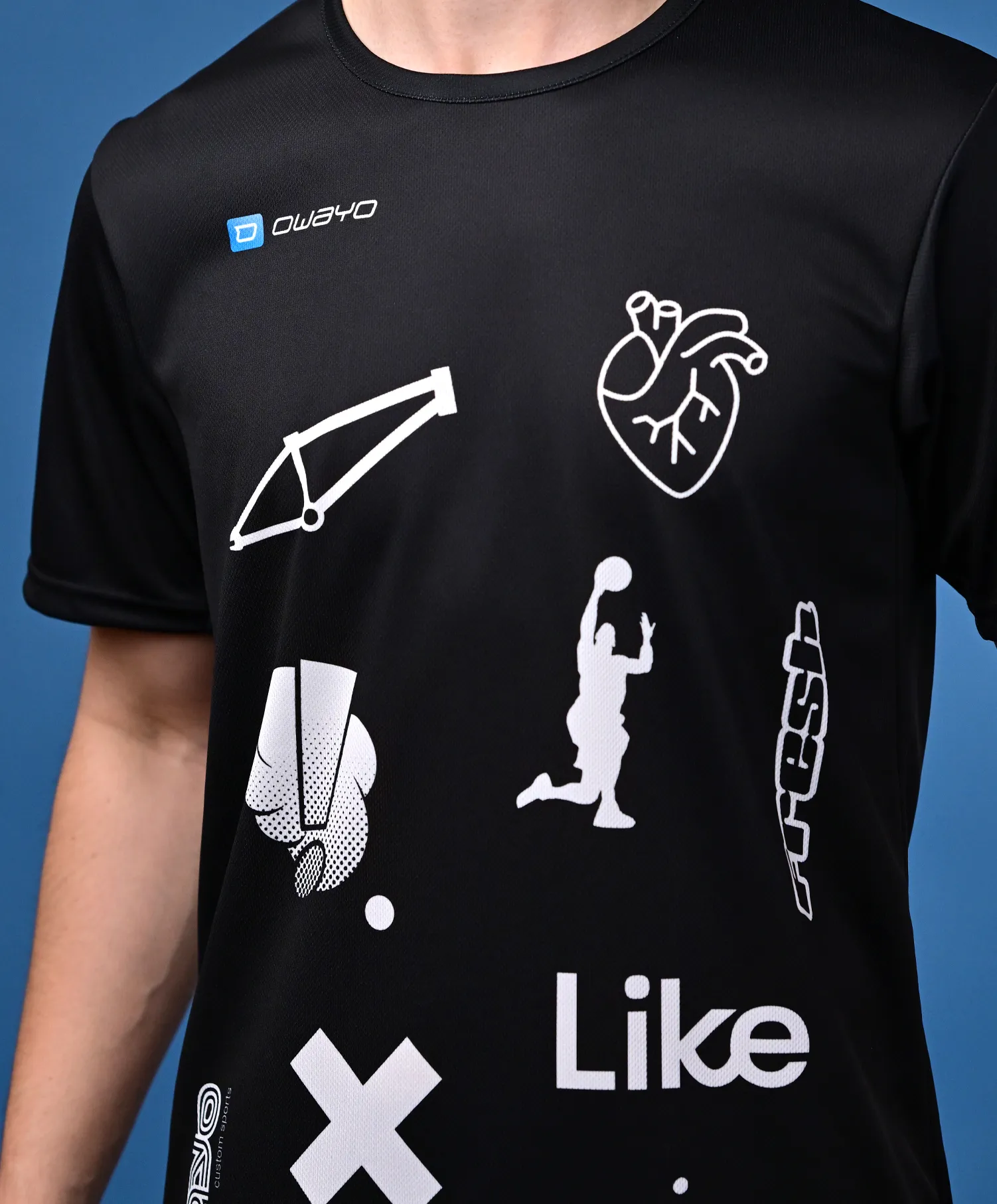 Un t-shirt de sport noir avec des motifs graphiques blancs, y compris des symboles de basketball, un rythme cardiaque et d'autres éléments sportifs.