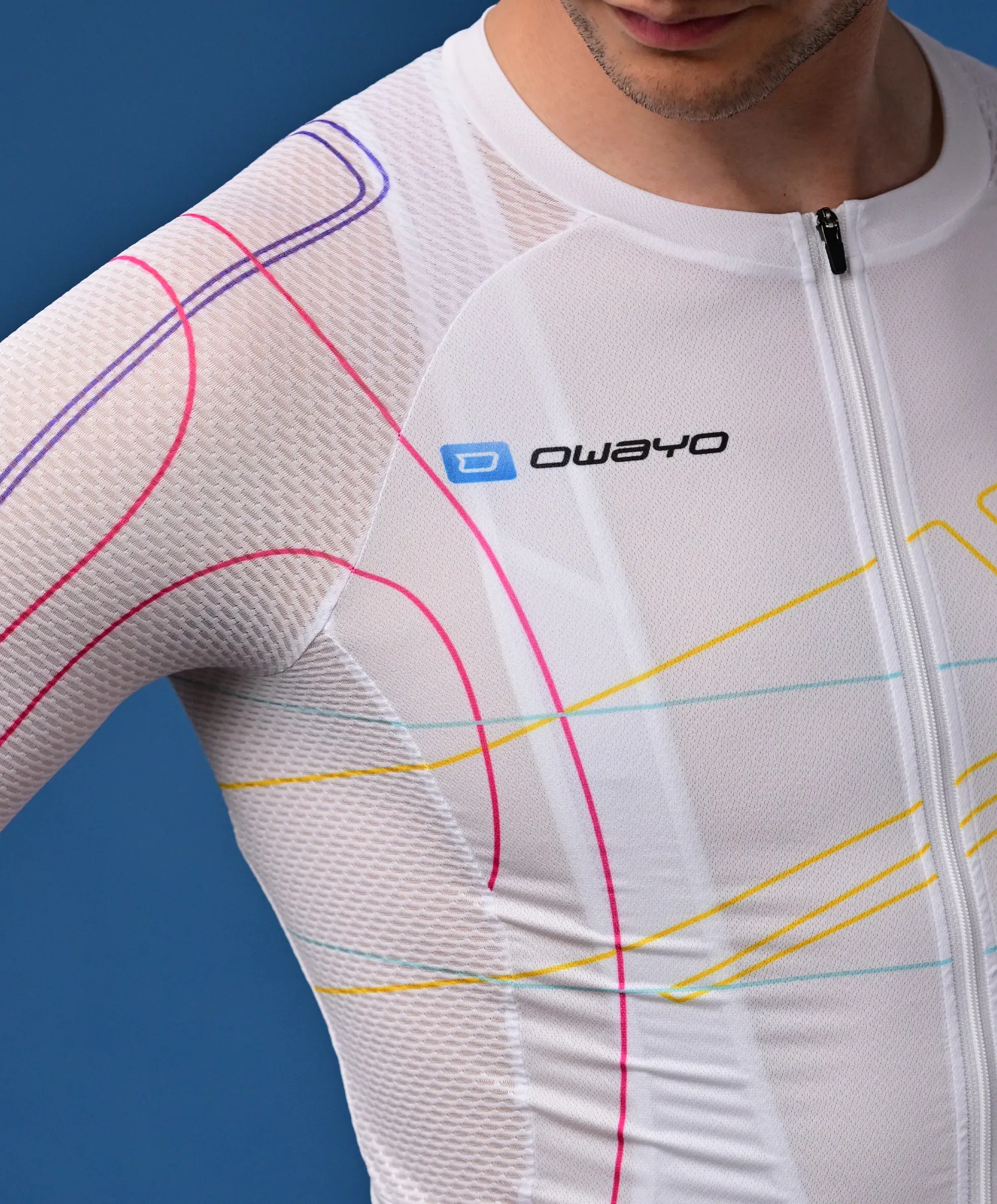 Un homme porte un maillot sport blanc respirant de owayo avec des lignes colorées et une fermeture éclair devant.