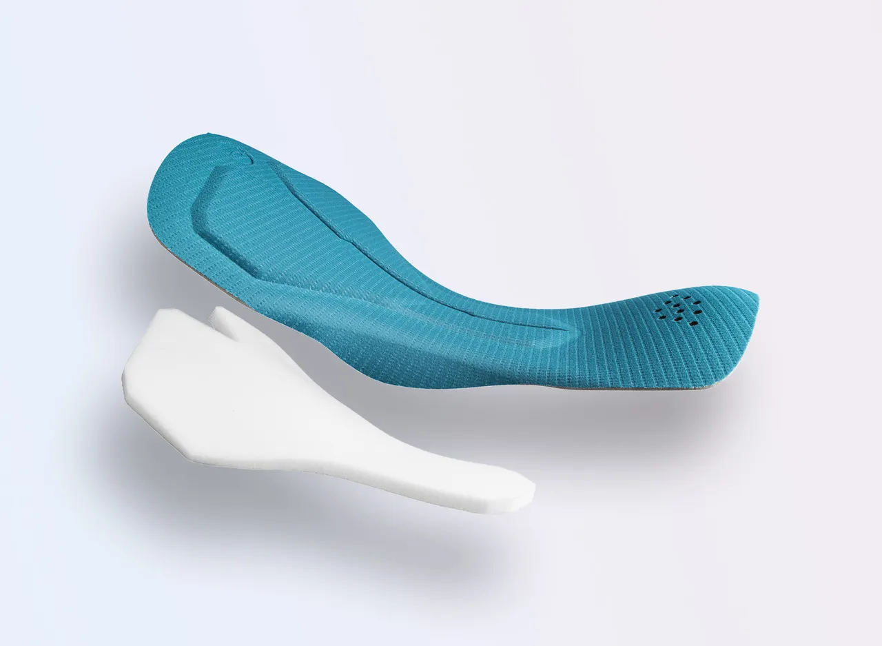 Deux semelles de sport de différentes couleurs, une bleue et une blanche, posées sur un fond clair.