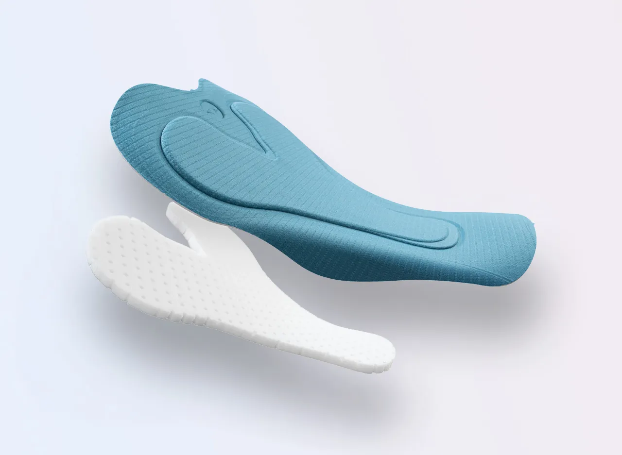 Deux semelles de sport de différentes couleurs, une bleu clair et une blanche, avec des surfaces texturées.